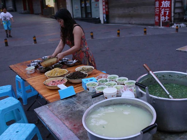 04_6時開店の路上の朝食屋さん.jpg