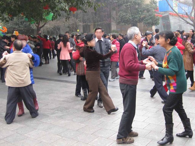 01_ダンスを楽しむ人達.jpg