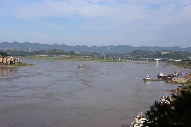 長江(右は広陽島長江大橋)