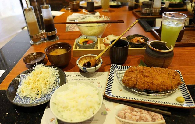 14_とんかつ定食.jpg