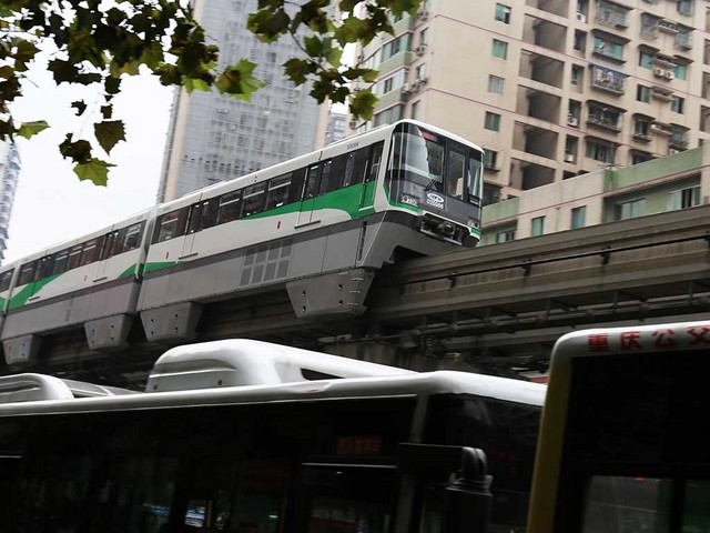 20_表通りの路上にはモノレール.jpg