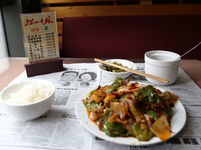 21_新聞紙の上でお食事.jpg